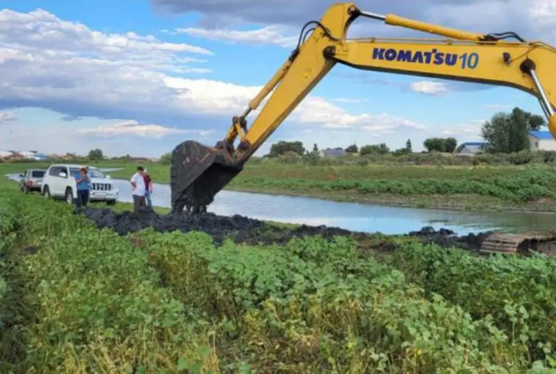 Оставшиеся в Атырауской области без воды жители двух сел получили ее из водовода «Астрахань - Мангышлак»