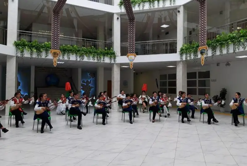 Казахские кюи играли 10 тысяч домбристов в школах и колледжах Карагандинской области