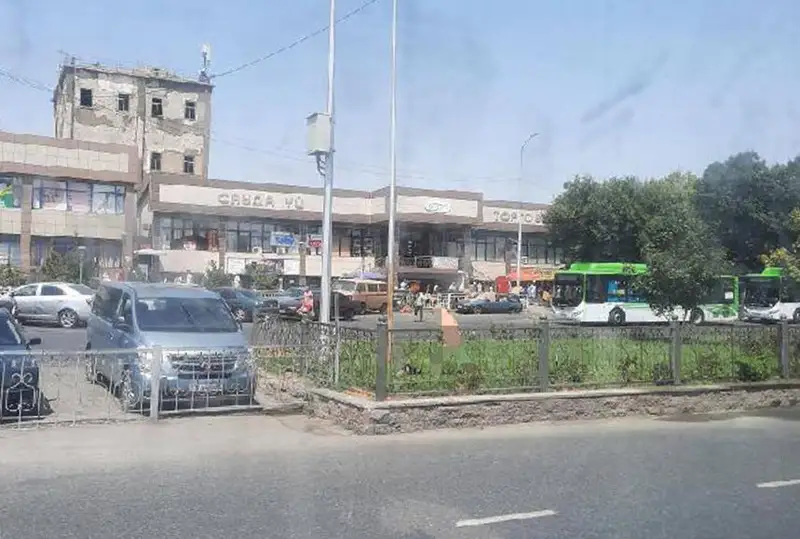 Голый мужчина купался на улице в Шымкенте