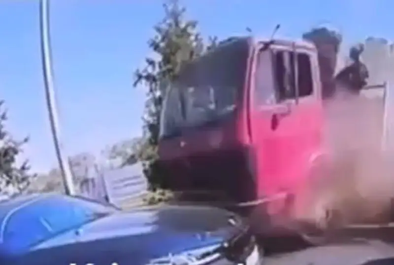 جەلىدە الماتىداعى ءىرى جول اپاتىنىڭ ۆيدەوسى تارادى