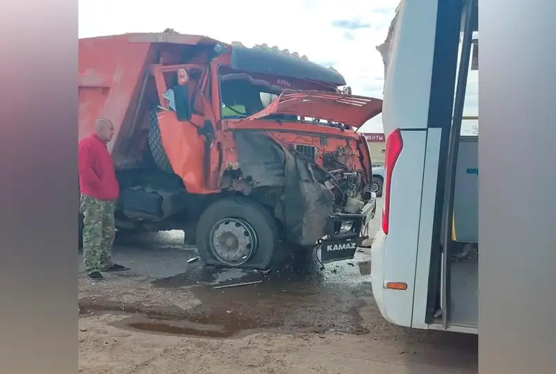Oralda KamAZ júk kóligi avtobýspen soqtyǵysty