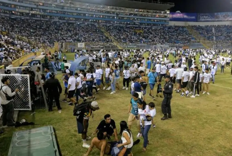 12 человек погибли в давке на стадионе в Сальвадоре