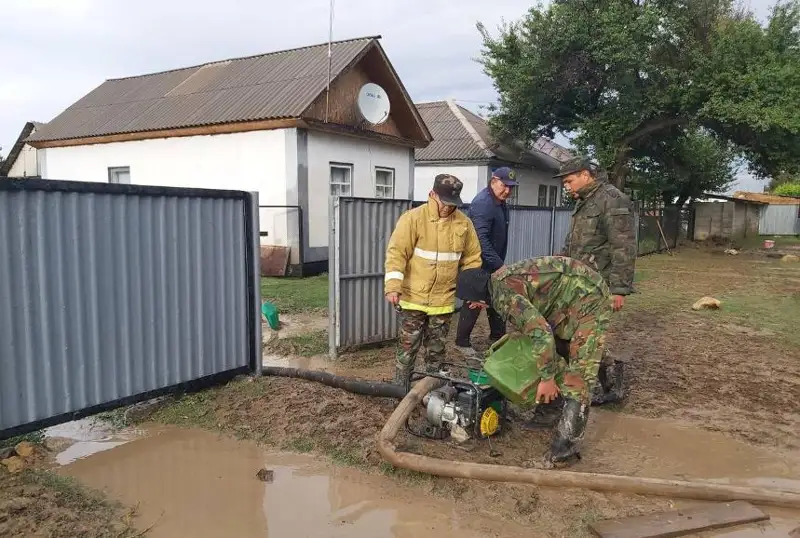 Жетісу облысында екі ауылды алып кеткен сел тоқтады, көшірілген 19 адам мектепті паналап отыр