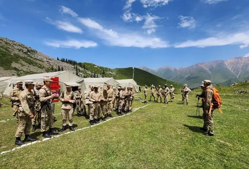 ءماجىلىس دەپۋتاتتارى اسكەردە ساربازدارمەن بىرگە جاتتىعىپ جاتىر