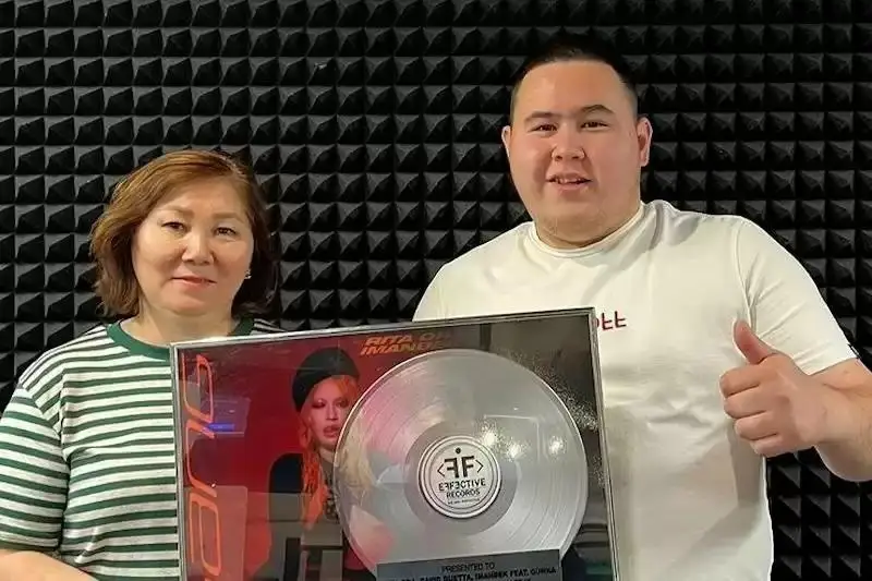 يمانبەك پلاتينا ديسكىن پاۆلودار مۋزەيىنە سىيلادى