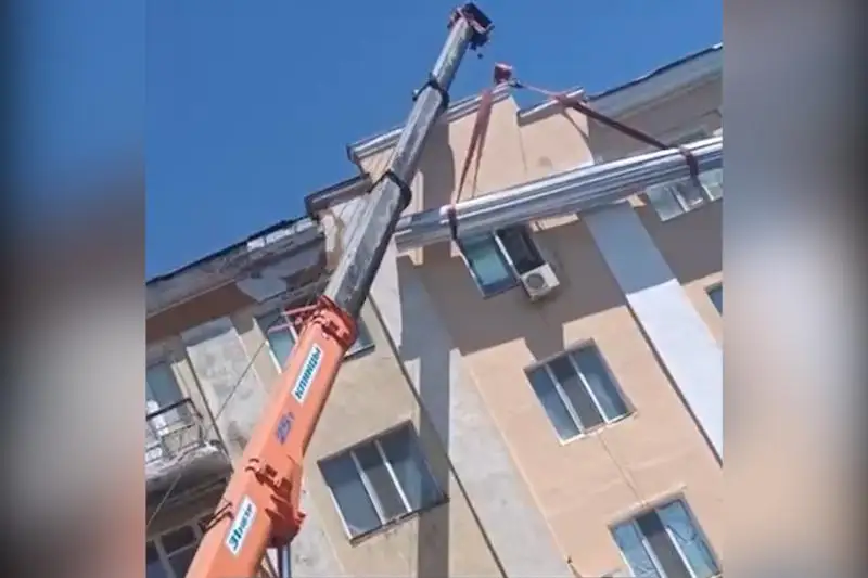 Строительный кран упал на жилой дом в Балхаше