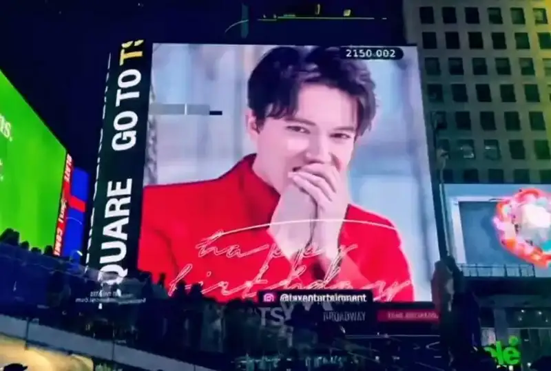 Нью-Йорк шаҳри марказида қозоғистонлик хонанда Димашнинг суратлари намойиш этилмоқда