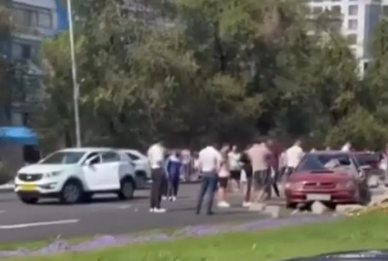 Два человека пострадали в массовом ДТП на Аль-Фараби в Алматы