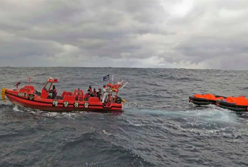 Грузовое судно с 22 членами экипажа на борту затонуло у юго-запада Японии: четверо спасены