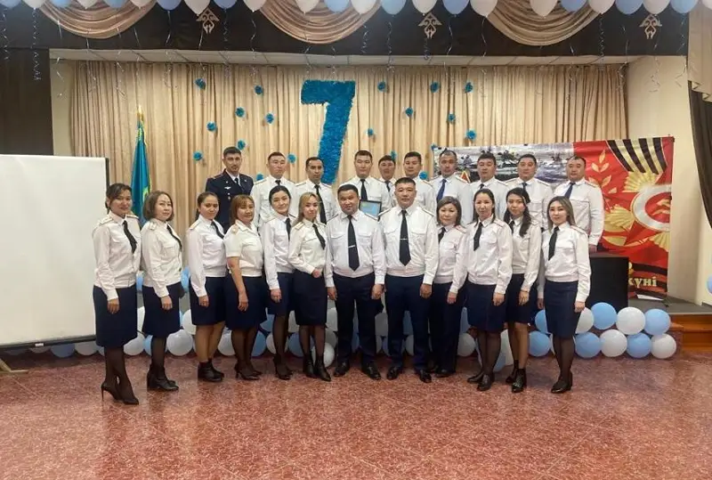 Финалист X-Faсtor Мерхат Канапианов поздравил сотрудников ДУИС Абайской области