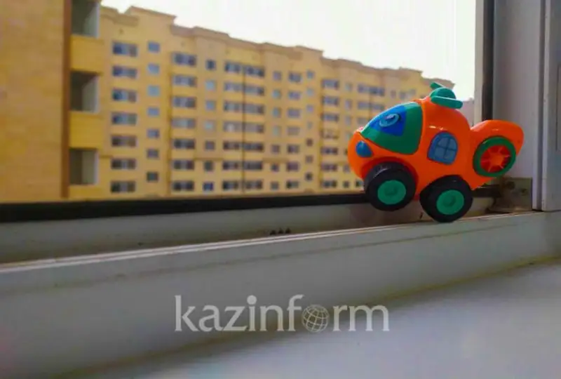 پاۆلوداردا ءۇش جاسار ءسابي تەرەزەدەن قۇلاپ، مەرت بولدى