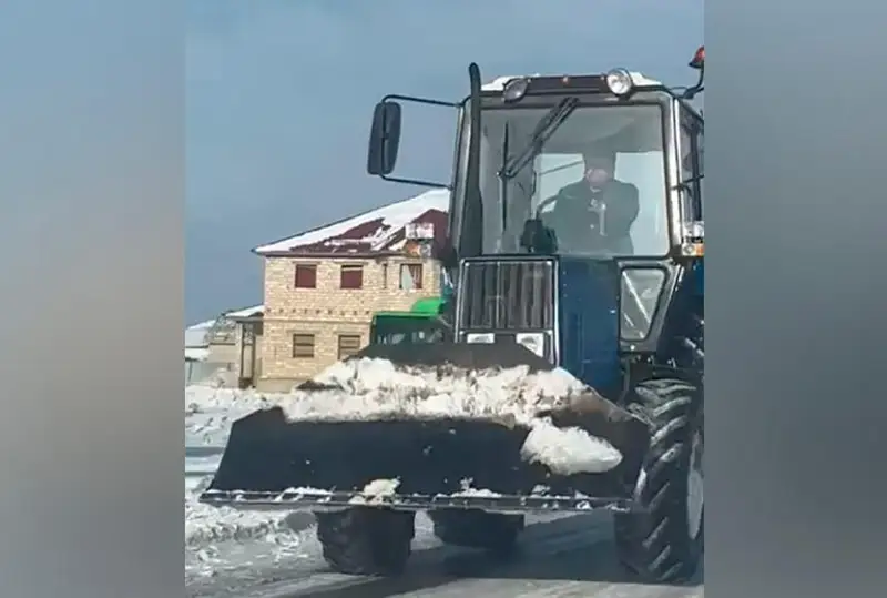В Атырау аким сельского округа на тракторе принимает участие в расчистке улиц от снега