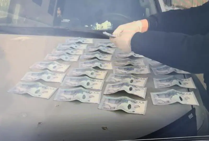 BQO-da turǵyndy qorqytyp, 11 mln teńgesin tartyp alǵan 2 kúdikti ustaldy