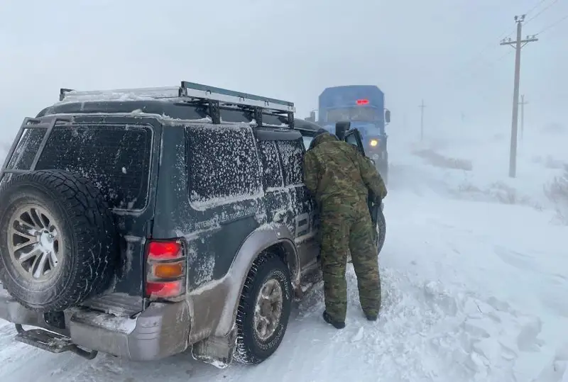 Психологическую помощь по телефону «горячей линии» просят застрявшие на заснеженных трассах Жамбылской области