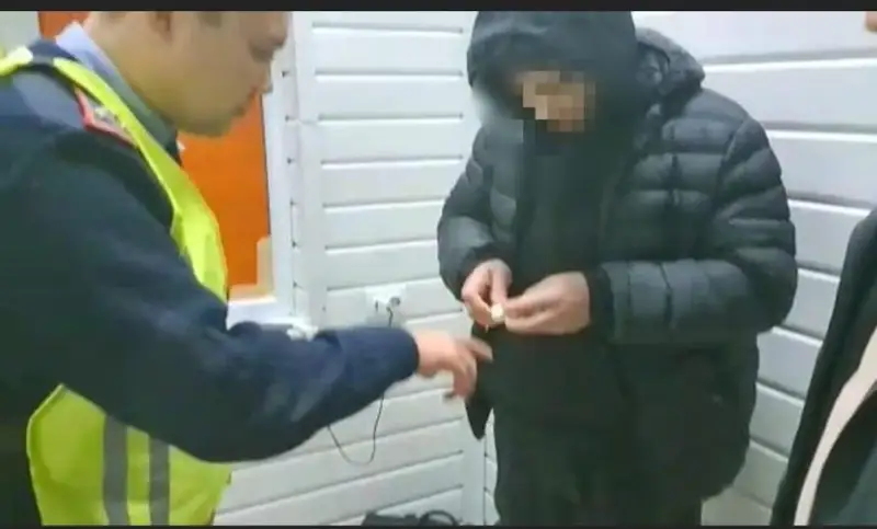 Түркістандық полицейлер шетелдіктен героин мен психотроптық заттар тәркіледі