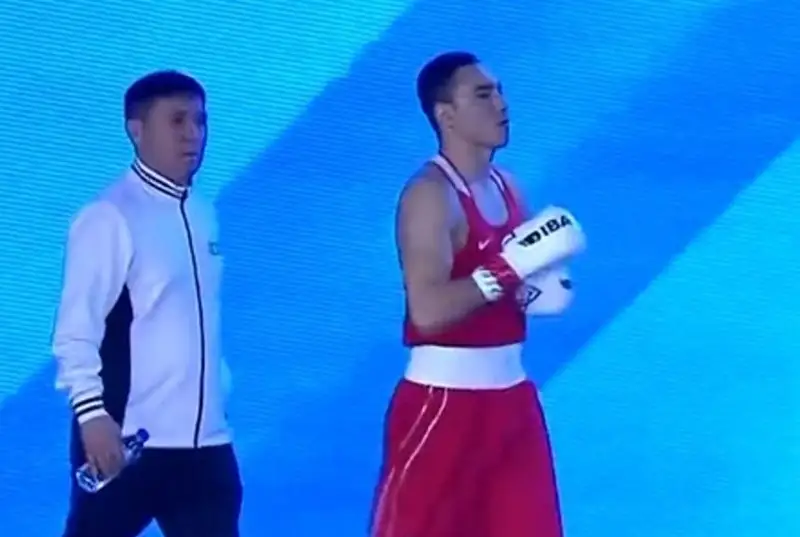 Дулат Бекбауов победил девятикратного чемпиона на старте ЧМ-2023 по боксу в Ташкенте