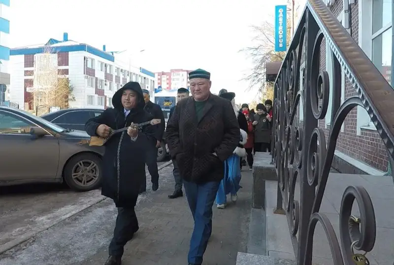 Petropavlda ımam bastaǵan halyq jarapazan aıtyp, kóshe aralady