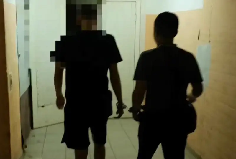 18-летнего курьера-мошенника задержали в Уральске