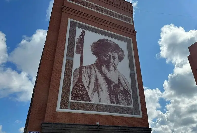Керамическое панно с изображением Жамбыла Жабаева появилось на стене дома в Петропавловске