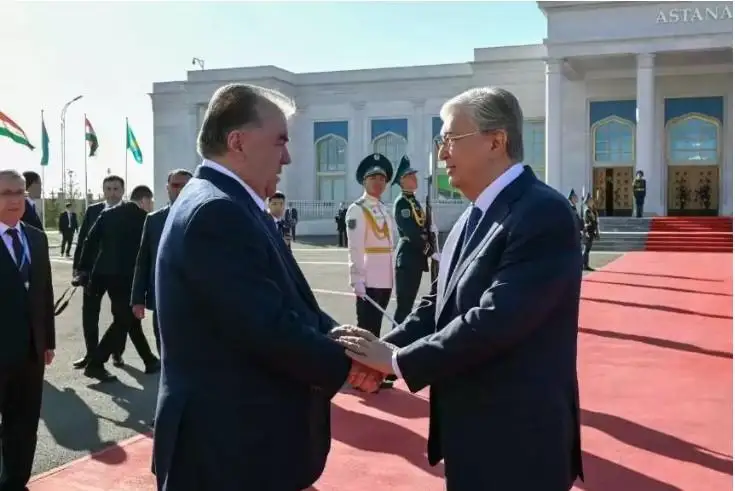 قاسىم-جومارت توقايەۆ تاجىكستان پرەزيدەنتى ەمومالي راحموندى اۋەجايدان شىعارىپ سالدى