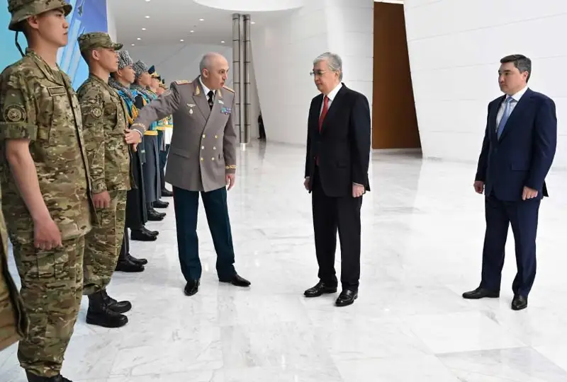 Prezıdentke áskerı qyzmetshilerdiń kıim úlgileri tanystyryldy