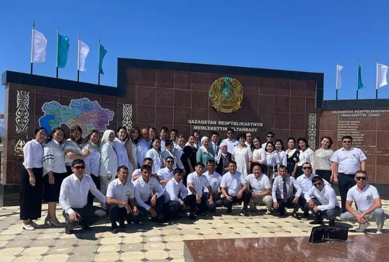 Рәміздер күні: Созақта 20 жыл бұрын мектеп бітірген түлектер Рәміздер алаңын салып берді