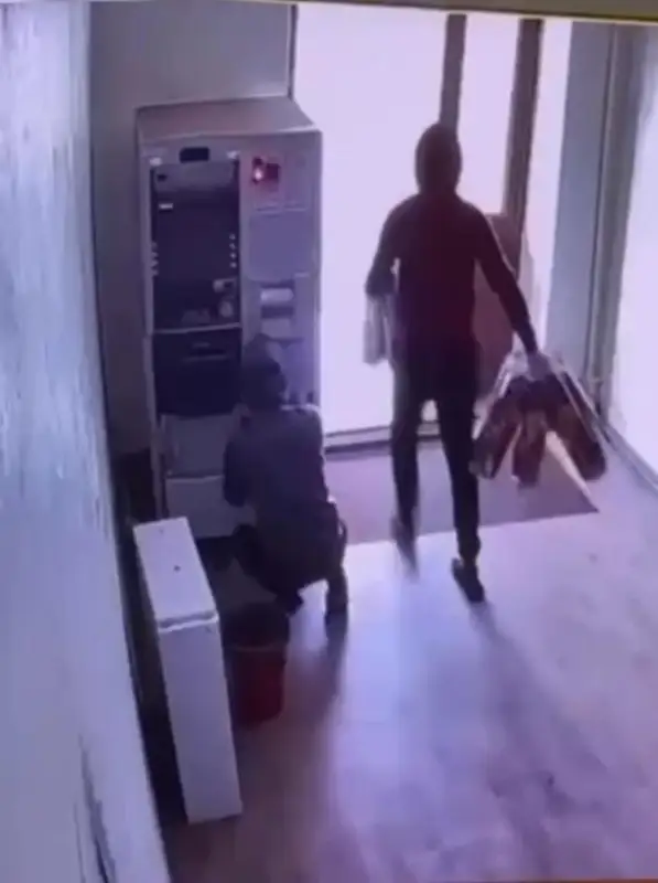 قاسكەلەڭدە ەكى جىگىت بانكوماتتى توناپ، 12,8 ميلليون تەڭگەنى الىپ كەتكەن - ۆيدەو