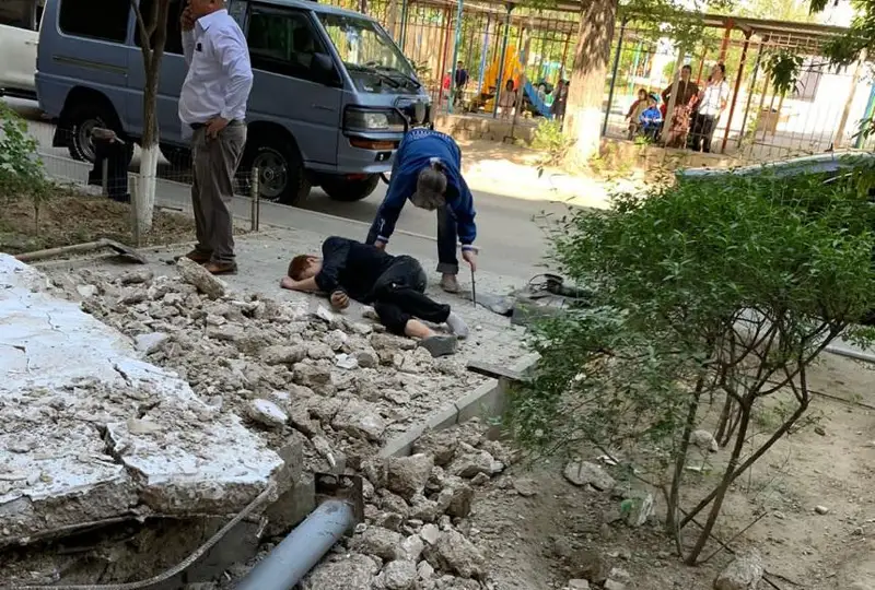Aqtaýda turǵyn úıdiń kireberisindegi mańdaısha qulap, bir adam qaıtys boldy