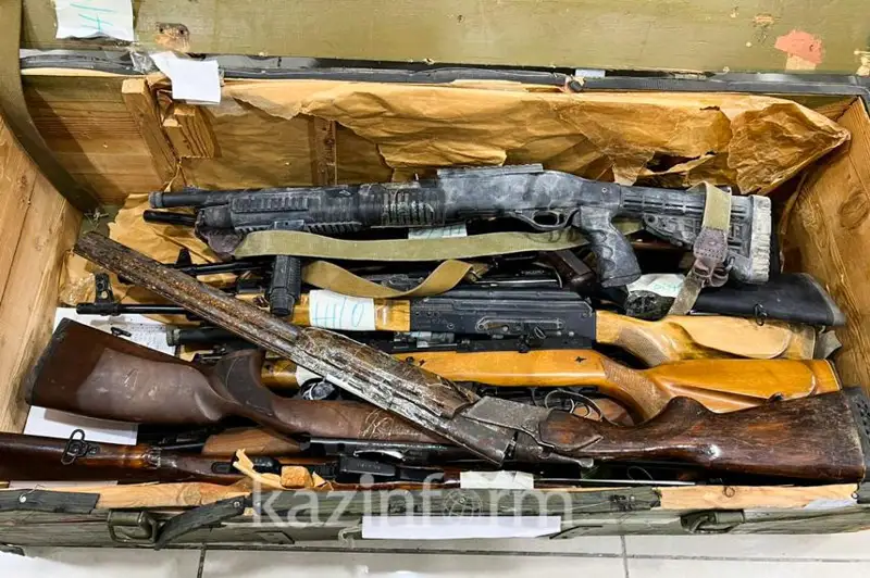 Изъятое при январских беспорядках оружие показали в Мажилисе