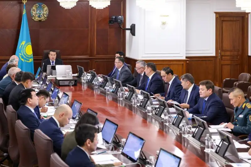 باسشىلار كابينەتتە وتىرماي جۇمىستىڭ بەل ورتاسىندا ءجۇرۋى ءتيىس - پرەمەر- مينيستر