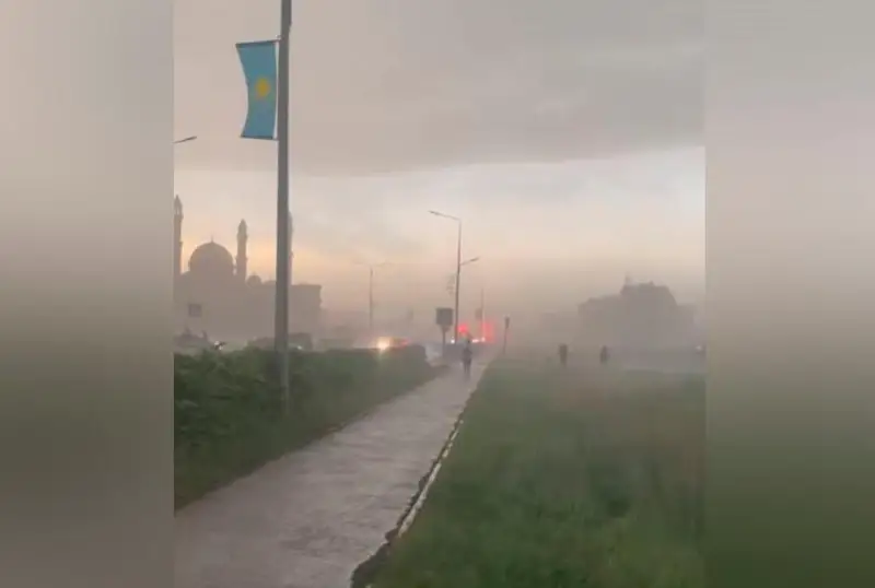 Последствия урагана устраняют в Петропавловске