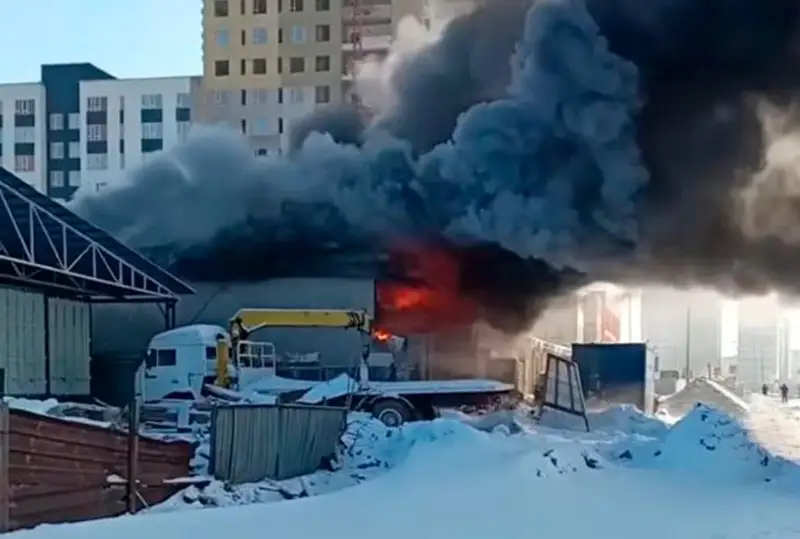 Два автомобиля сгорели при пожаре на СТО в Астане