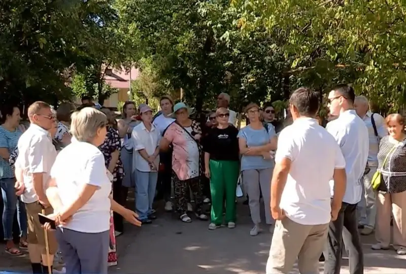 Жители одного из городов в Туркестанской области пьют воду вперемешку с глиной, песком и червями