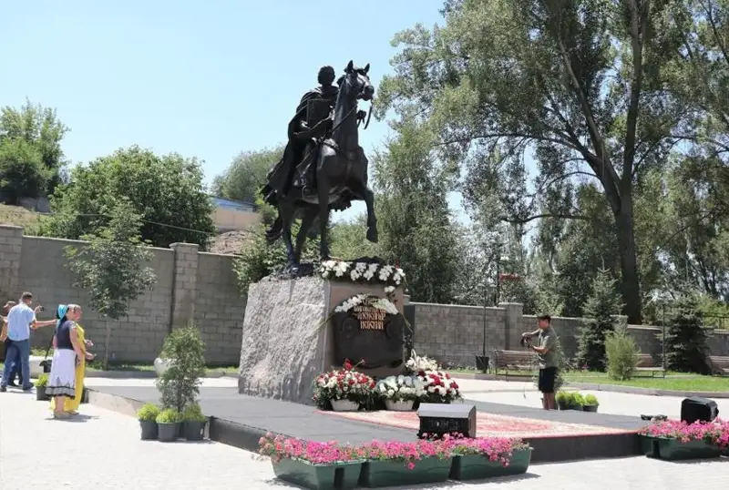 Almatyda Aleksandr Nevskııge eskertkish ornatyldy