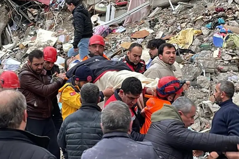 Число жертв землетрясения в Турции достигло 284 человек