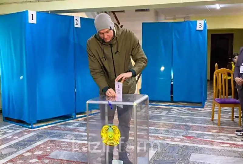 Almatyda tanymal óner adamdary, jazýshylar, sportshylar daýys berdi