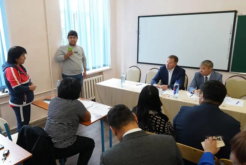 Представители акимата ВКО встретились с родителями учеников школ Риддера