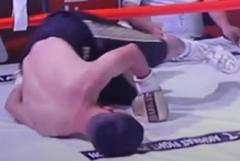 Нокаутом в первом раунде закончился бой боксеров из Казахстана и Узбекистана