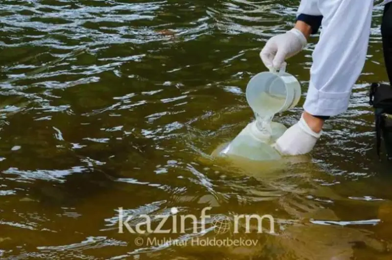 Кәріз суы Ертіс өзеніне құйылып жатыр: ШҚО экологтары тексеру жүргізуде
