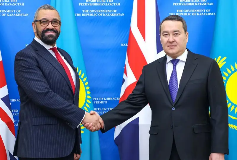 Алихан Смаилов провел встречу с главой МИД Великобритании