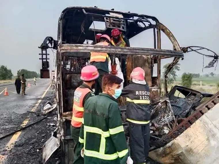 Двадцать человек погибли в результате возгорания автобуса в Пакистане