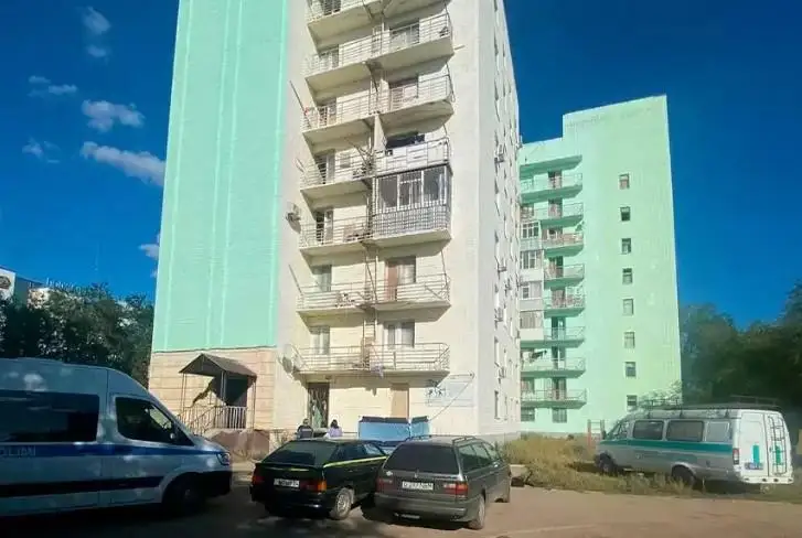 اقتوبەدە 26 جاستاعى قىز بالكوننان قۇلاپ كوز جۇمدى