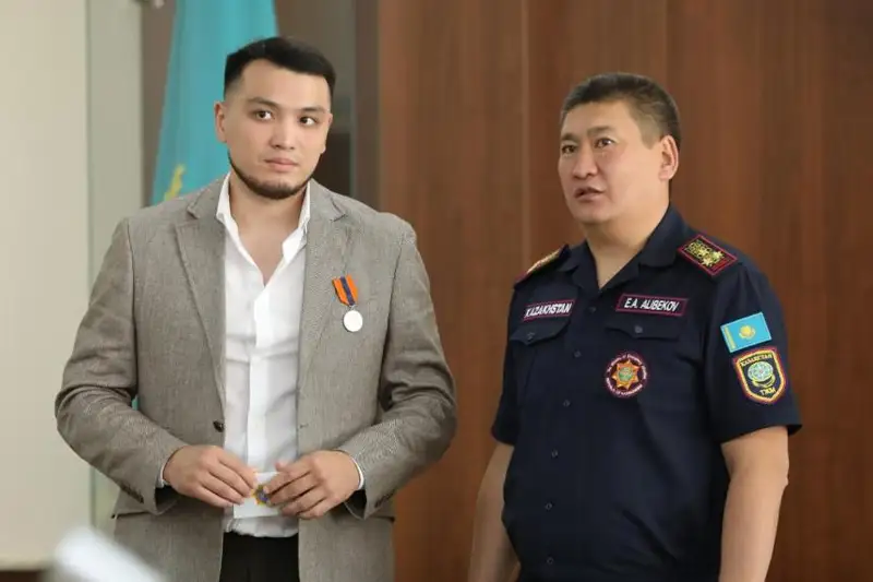 Тренер по боксу и его ученики награждены за спасение тонущего ребенка