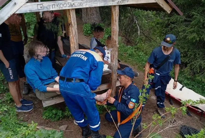 Спасатели МЧС помогли мужчине, пострадавшему в горах близ Алматы