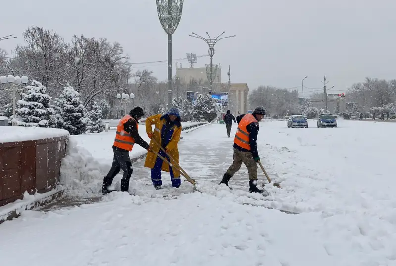 Круглосуточно убирают снег коммунальные службы Тараза