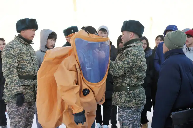 Студенты таразского колледжа провели один день в воинской части