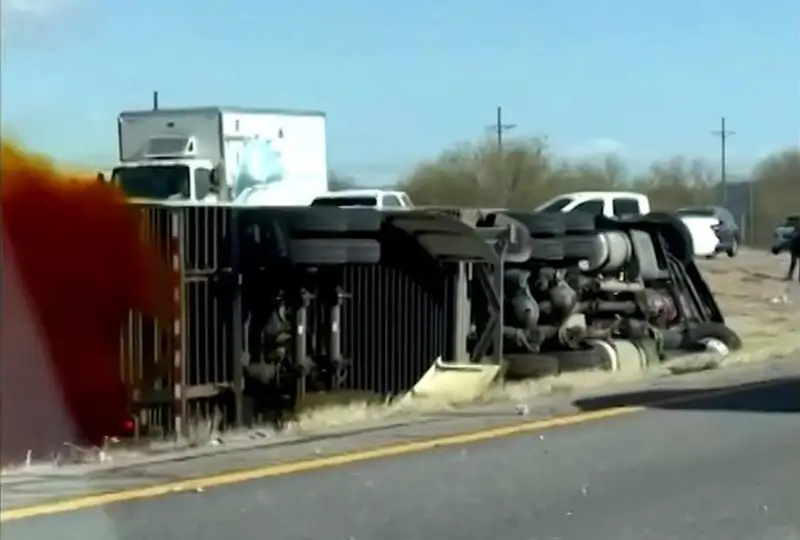 Грузовик с азотной кислотой перевернулся в Аризоне