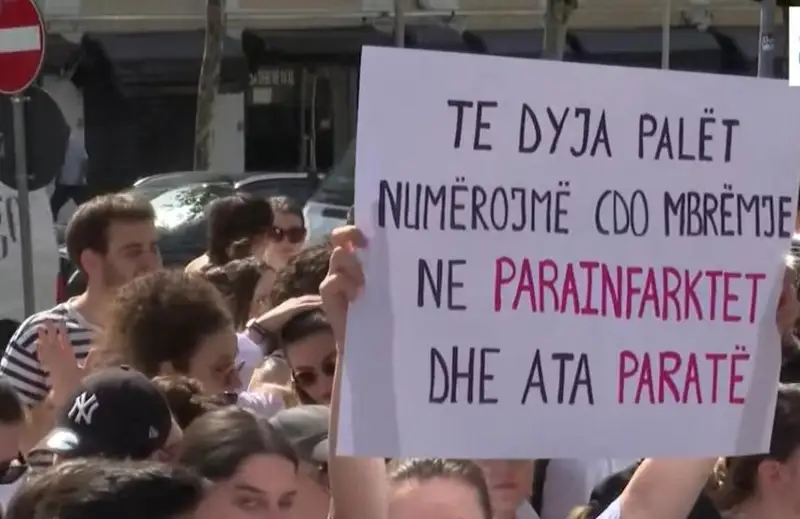 Студенты-медики протестуют в Албании из-за пятилетней отработки на родине