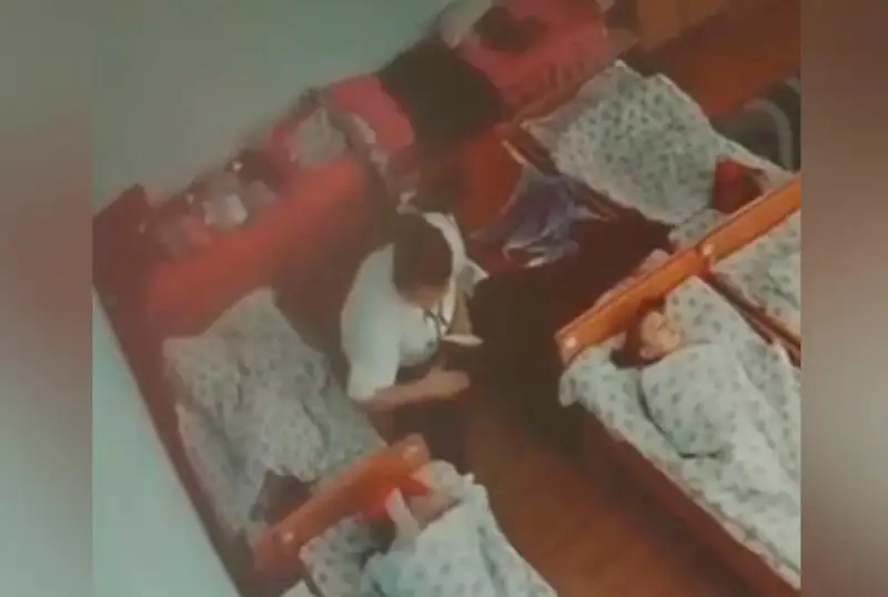 پاۆلوداردا بالانى شاپالاقپەن ۇرعان تاربيەشى جۇمىستان قۋىلدى