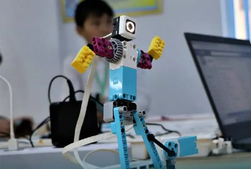 Oqýshy qyz qara jorǵa bıleıtin robot qurastyrdy